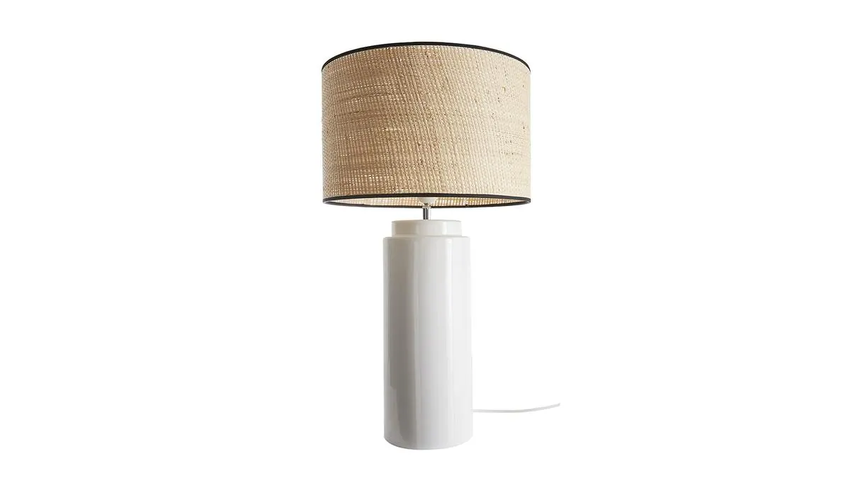 Lampe à poser en céramique émaillée blanche et abat-jour en raphia naturel H64 cm MAJES