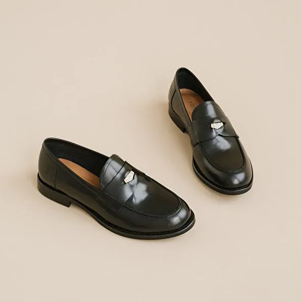 Mocassins à bouts arrondis et détails dorés en cuir glacé noir