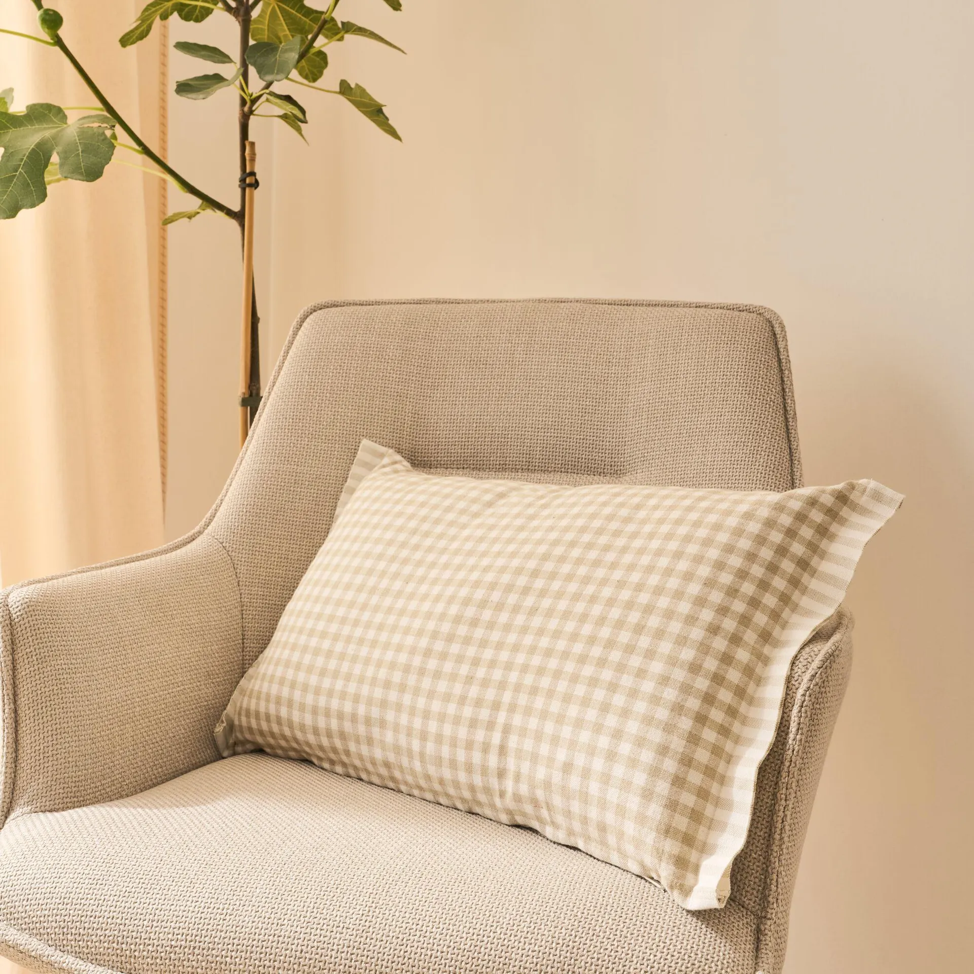 Coussin à carreaux en coton finition volant 30x50cm - beige