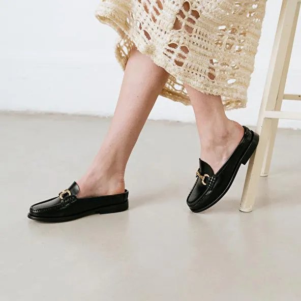 Mocassins à mors dorés en cuir glacé noir