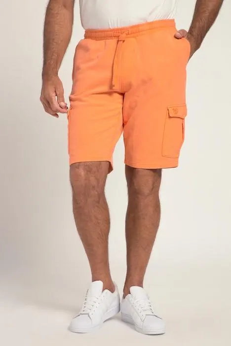 Bermuda en molleton, spécial jogging. Taille élastique et poches cargo.