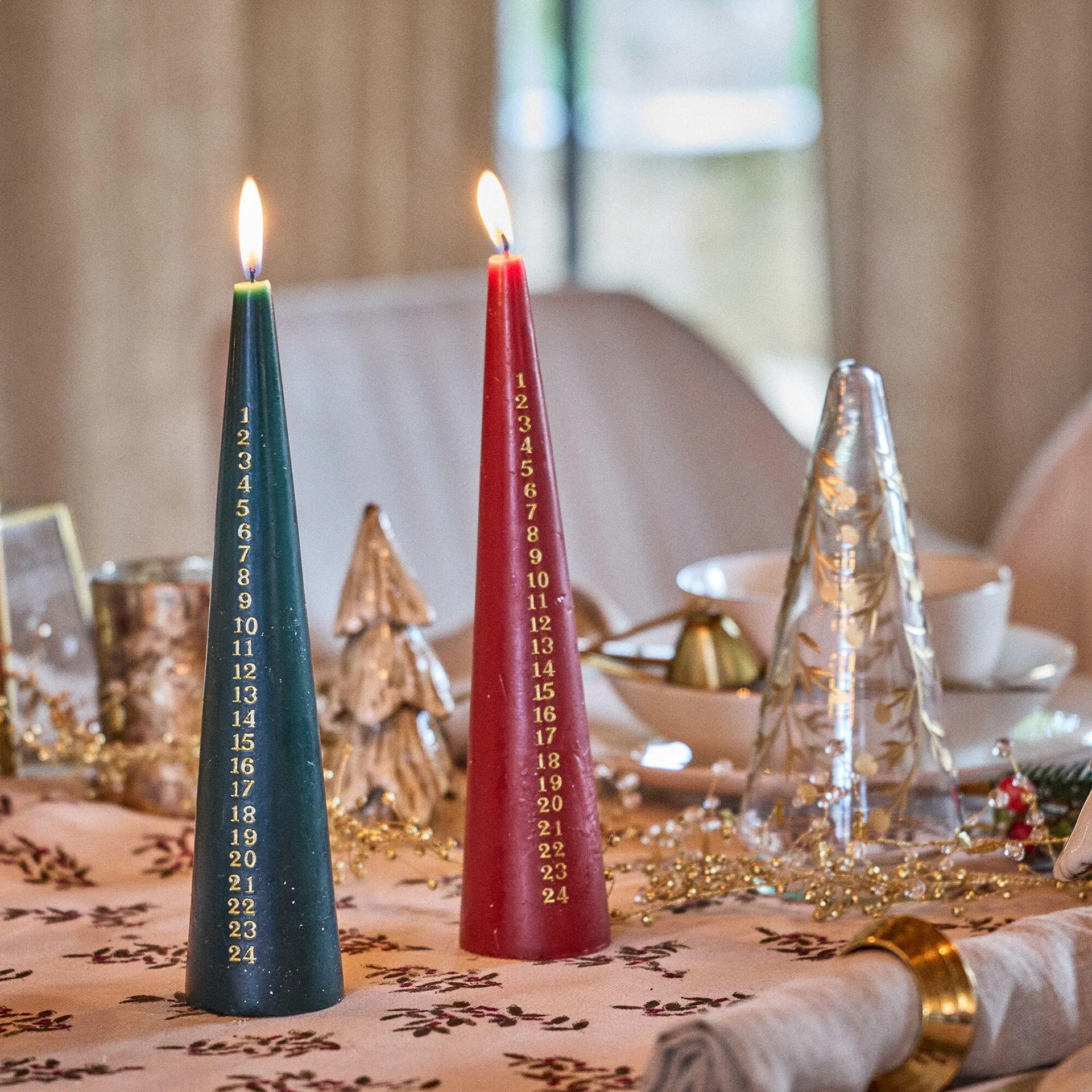 Bougie de Noël en forme de sapin H25cm - vert (modèle aléatoire)