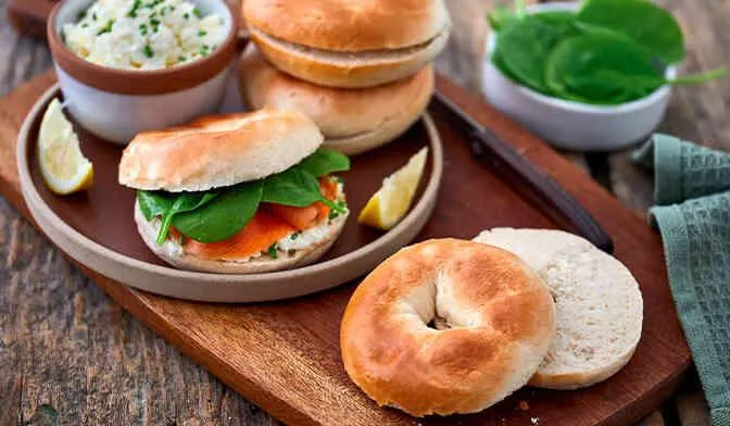 4 bagels, petits pains américains, cuits