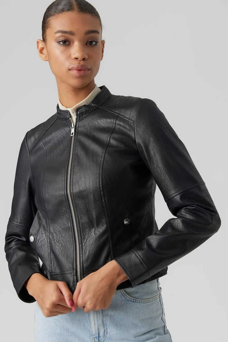 Cazadora de efecto piel