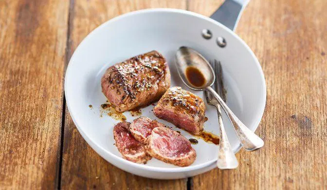 2 pavés de bœuf marinés aux trois poivres