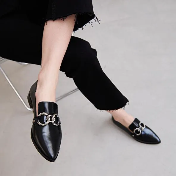 Mocassins à boucles argentées et bouts pointus en cuir noir