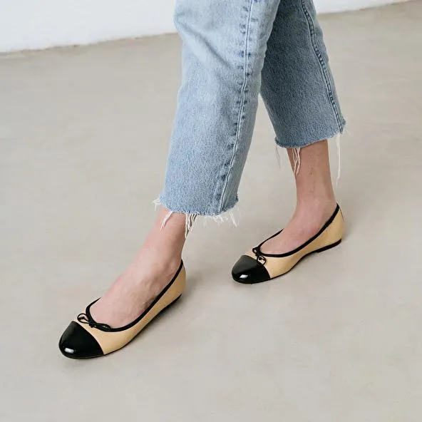 Ballerines à bouts ronds et noeuds en vernis cuir noir et beige