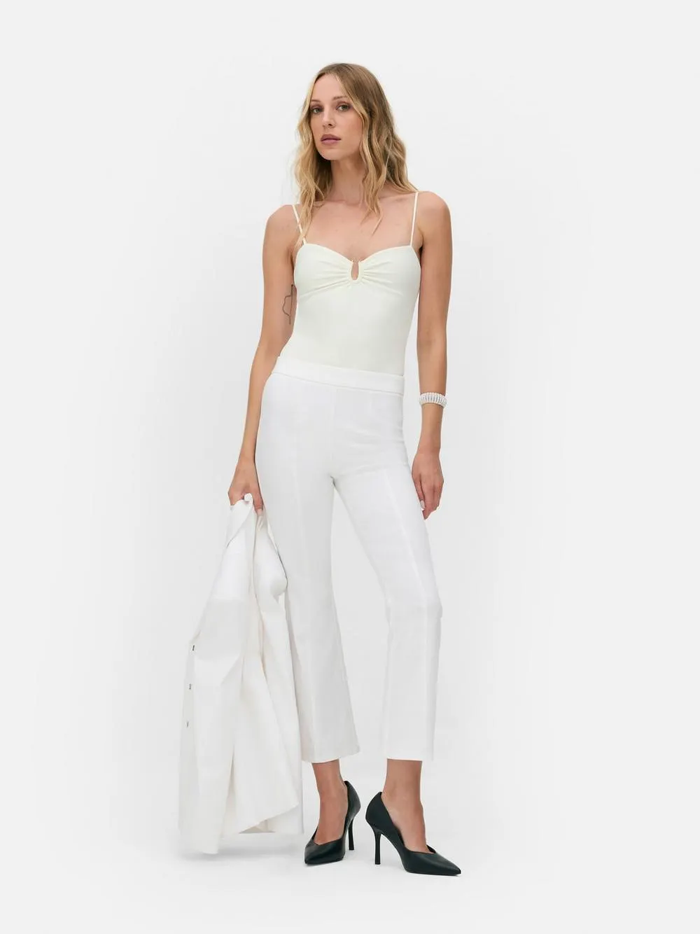 Body Rita Ora s u-kroužkem