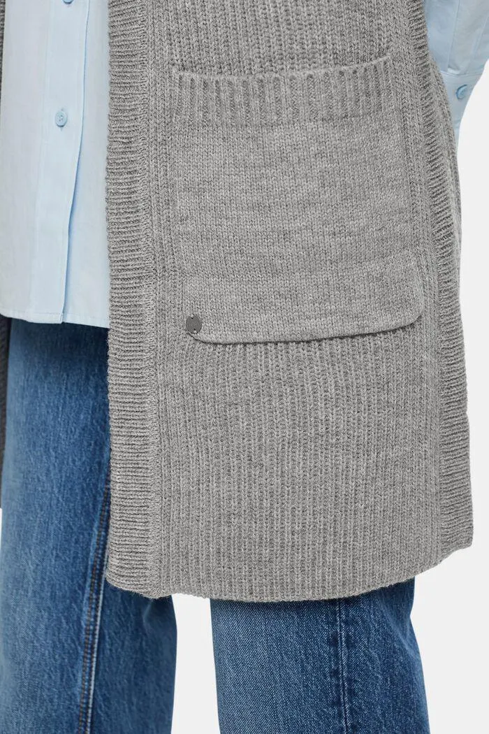 En matière recyclée : le cardigan long sans manches