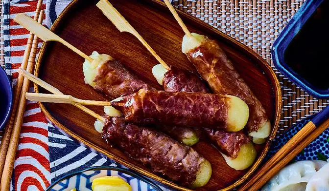 6 brochettes de boeuf au fromage,sauce soja sucrée