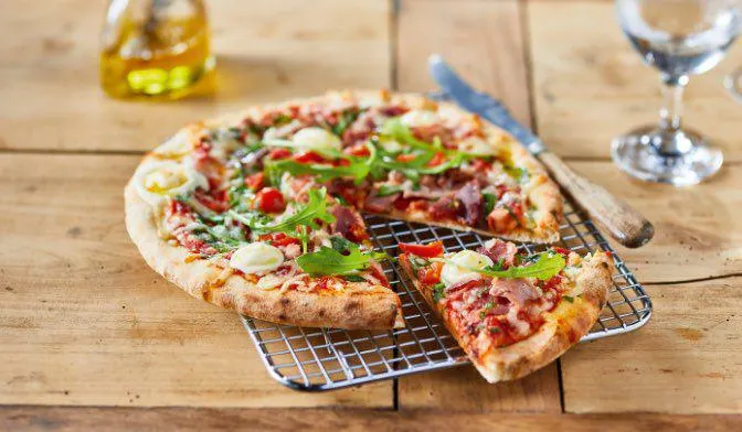 Pizza jambon speck, roquette, mozzarella