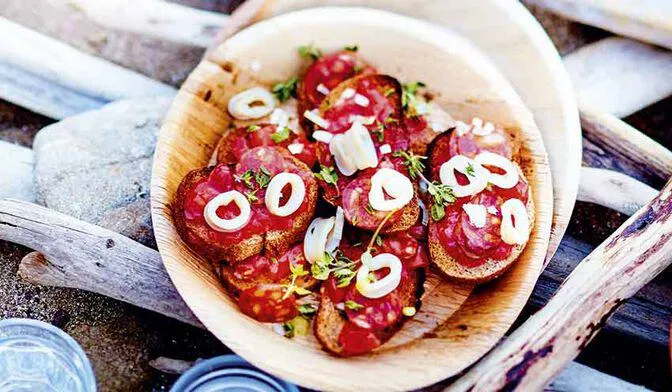 Tartines espagnoles de pain à la tomate, chorizo et petits calmars