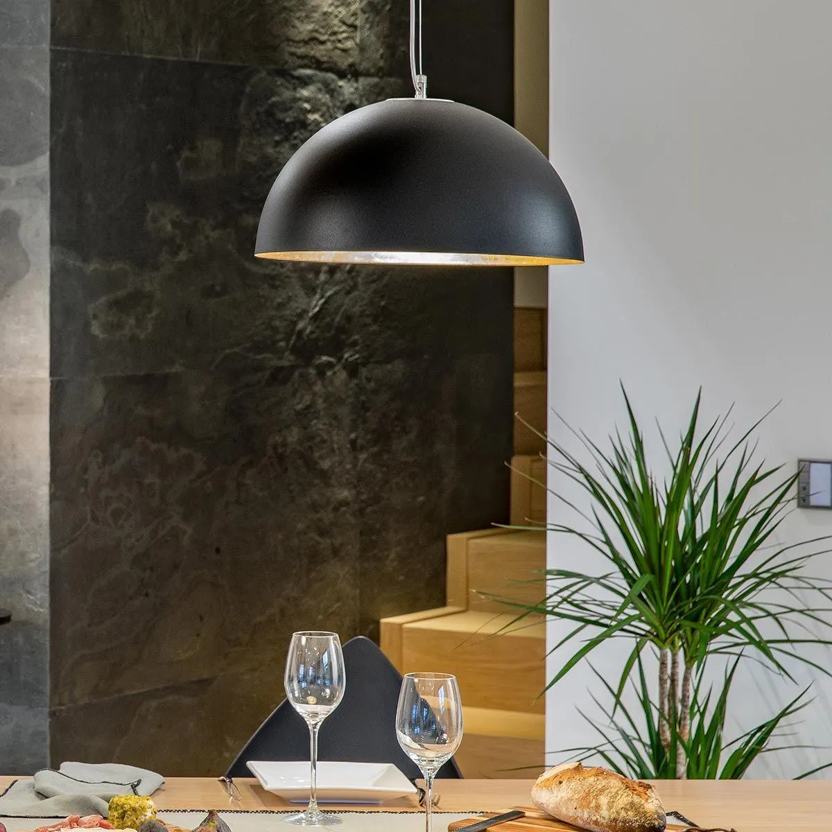 Suspension VENICE en métal noir intérieur feuille d'or