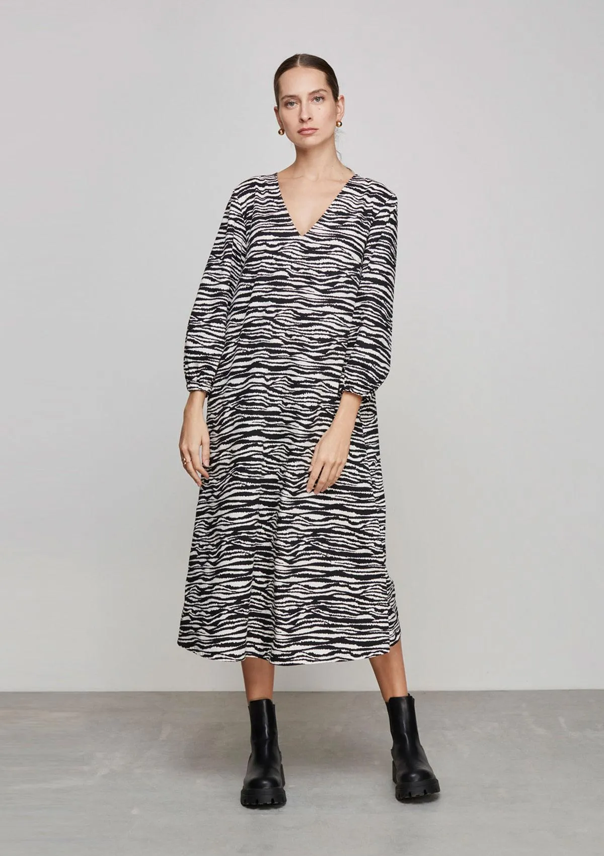 Vestido Midi Evasê Com Aspecto Estruturado Estampado - Preto