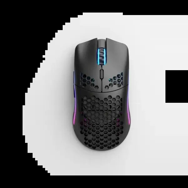 Kevyt ja suorituskykyinen langaton pelihiiri molempikätisellä muotoilulla