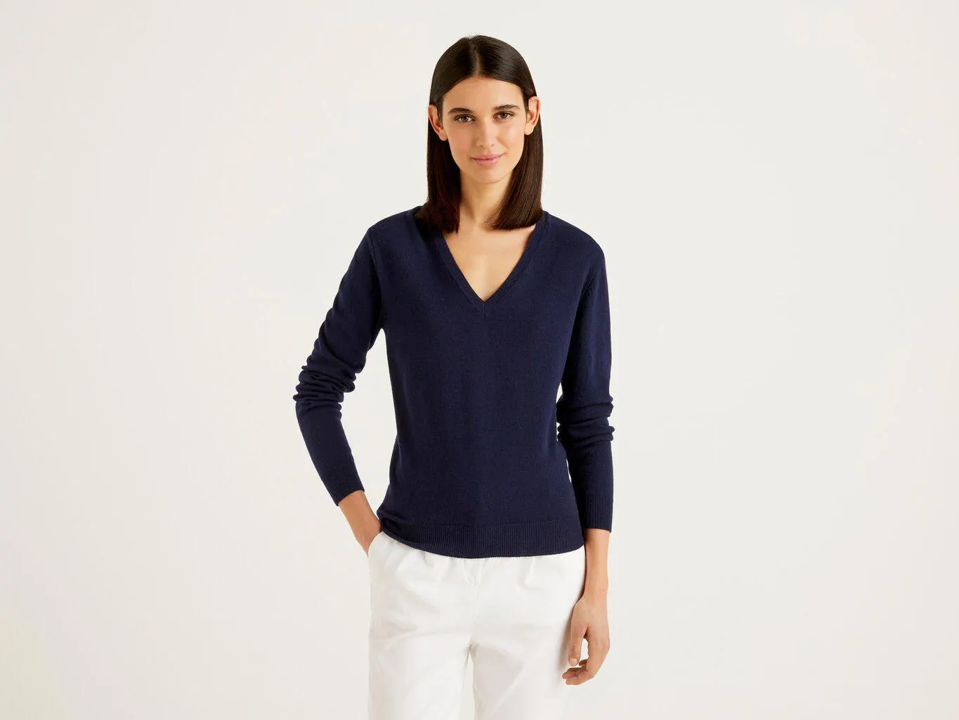 Maglia con scollo a V blu scuro in pura lana Merino