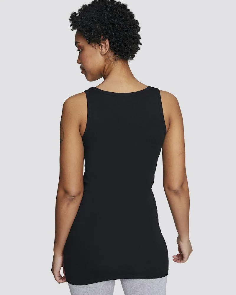 Pitkä toppi, jossa leveät olkaimet