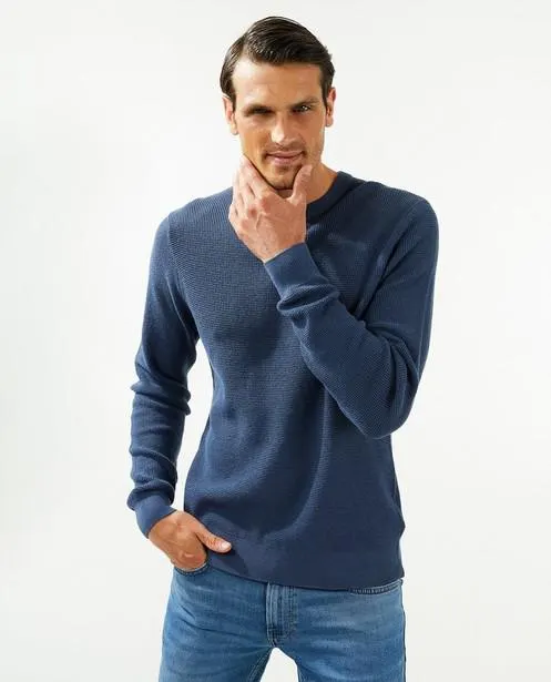 Blauwe trui met ribpatroon