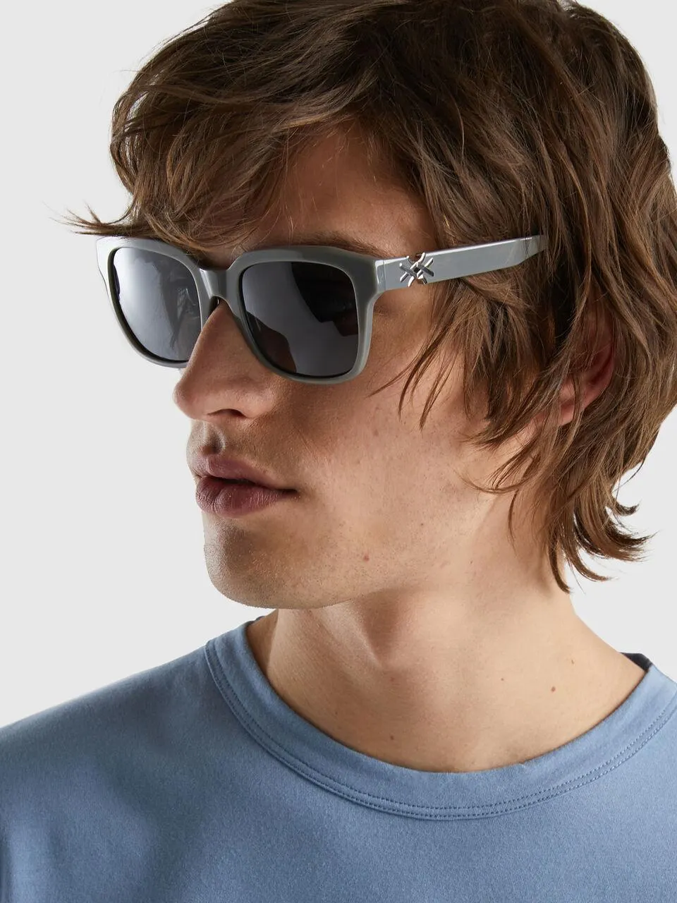 Occhiali da sole grigi con logo