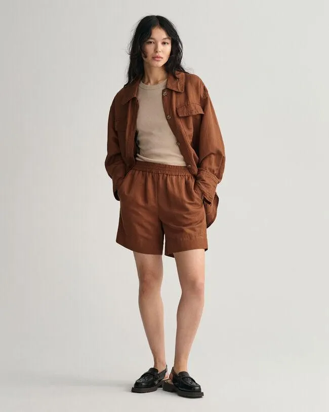 Huolettomat shortsit pellavasta ja viskoosista