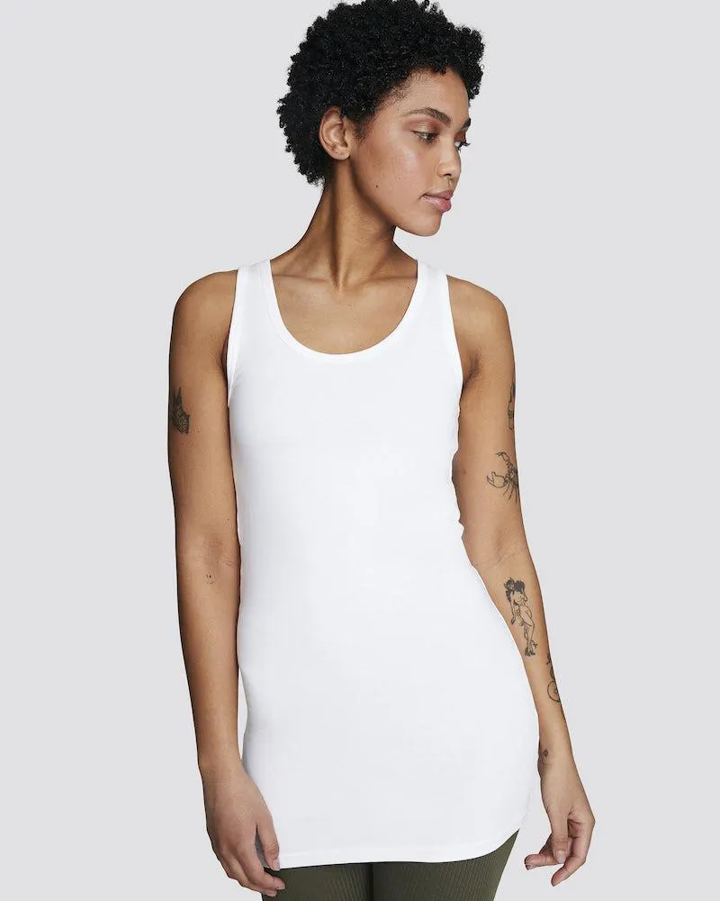 Pitkä toppi, jossa leveät olkaimet