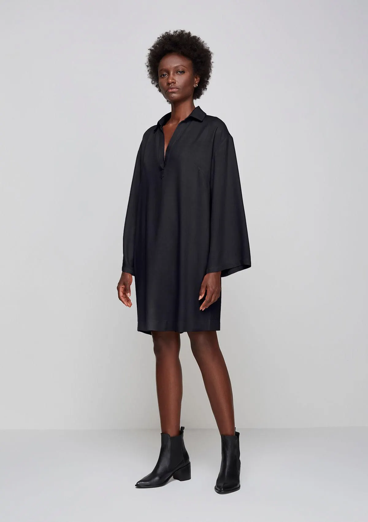 Vestido Curto Evasê Com Decote V - Preto