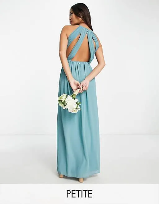 TFNC Petite - Vestito lungo da damigella in chiffon con pieghe davanti e apertura sul retro blu mare