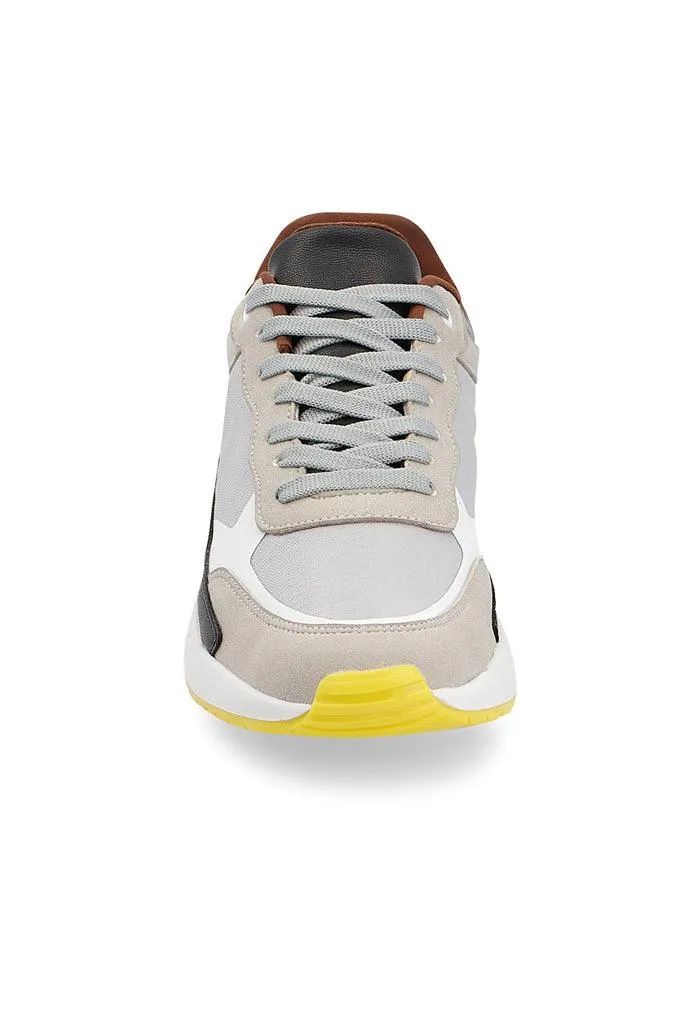 029526 Tenis Urbano Caballero Color Gris Con Detalles Negro Y Amarillo