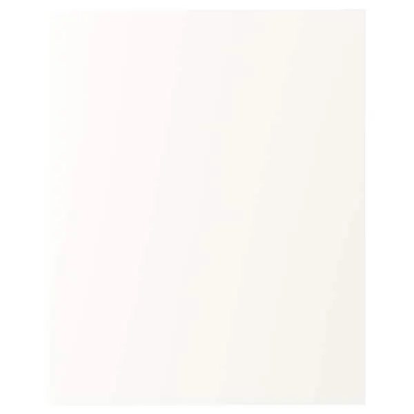 Cu ușile albe și fronturile de sertar creezi o bază neutră care se poate asorta cu accente colorate, în stilul tău.