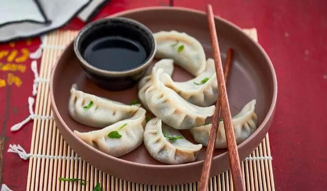 8 gyoza aux légumes, bouchées vapeur, sauce soja