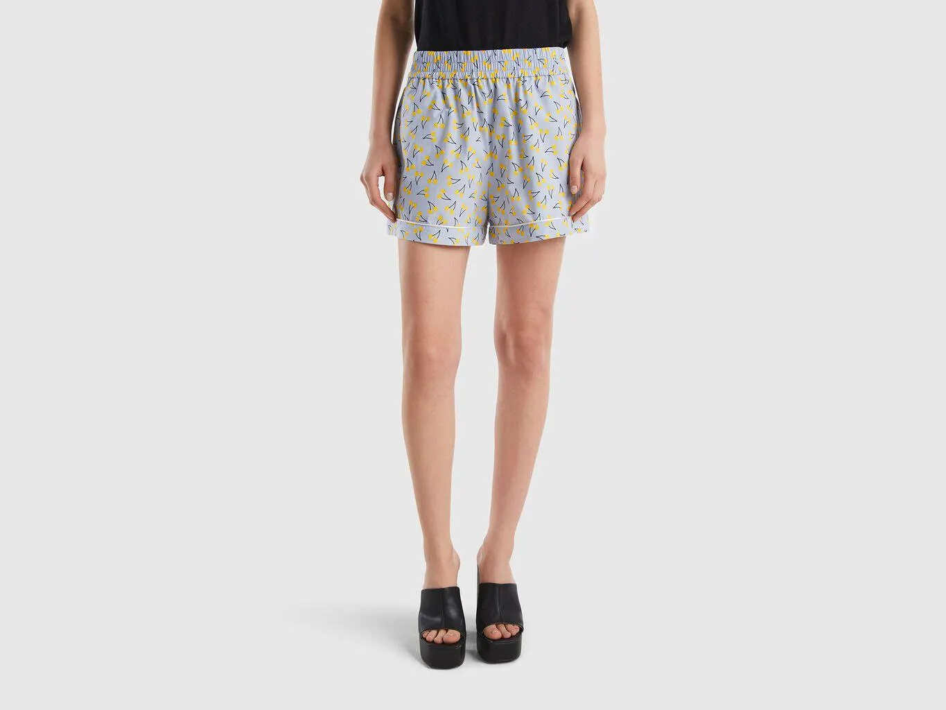 Shorts azzurri con pattern ciliegie