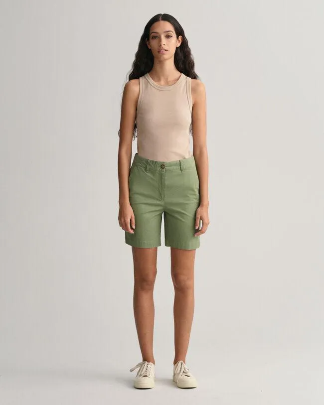 Takataskussa kirjailtu GANT-logo