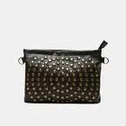 Clutch de mujer con tachuelas efecto piel