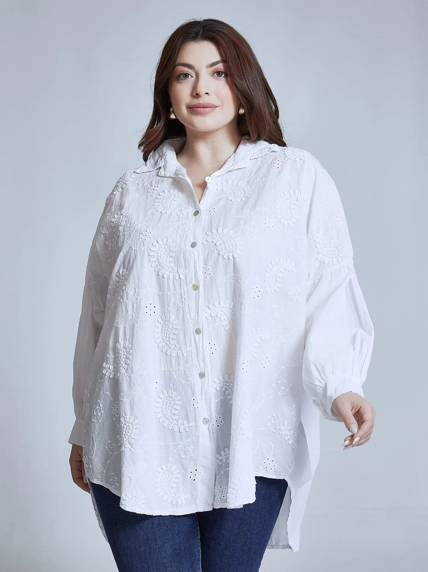 Κιπούρ πουκαμίσα σε φαρδιά γραμμή σε λευκό