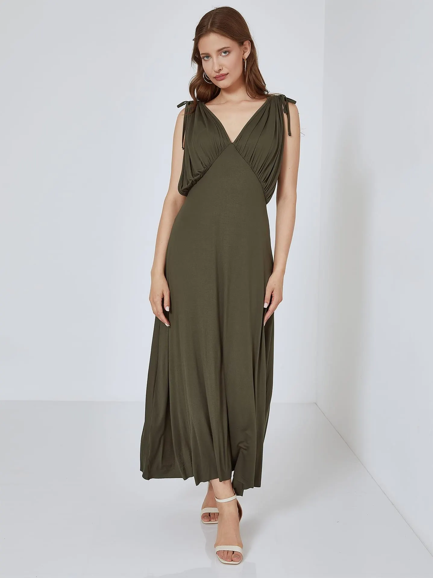 Φόρεμα με ανοιχτή V λαιμόκοψη σε χακί