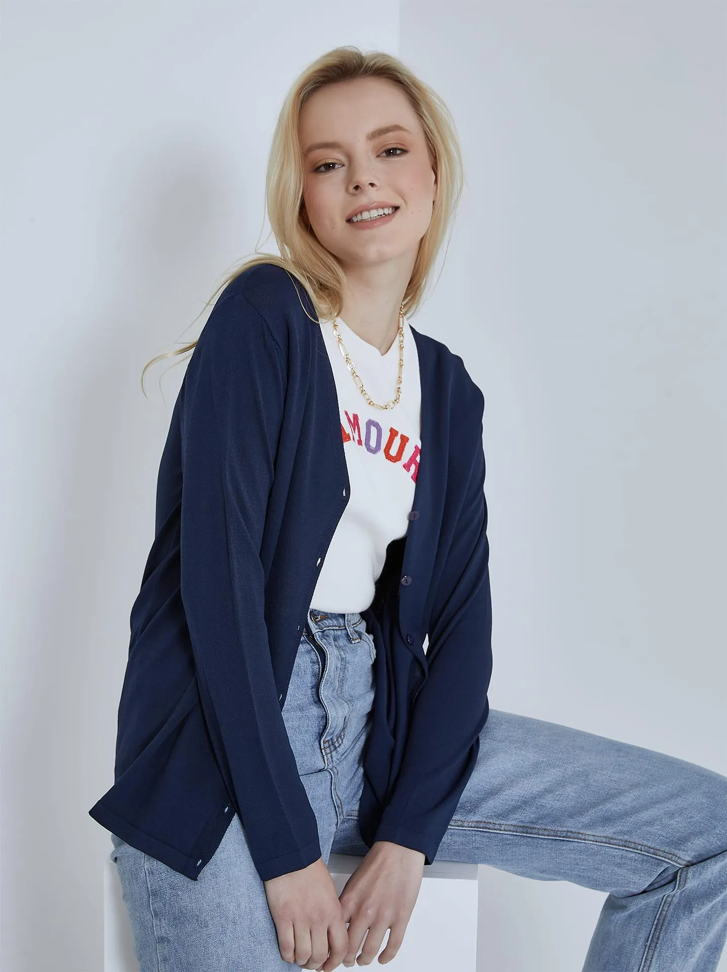 Μονόχρωμη ζακέτα με κουμπιά σε σκούρο μπλε