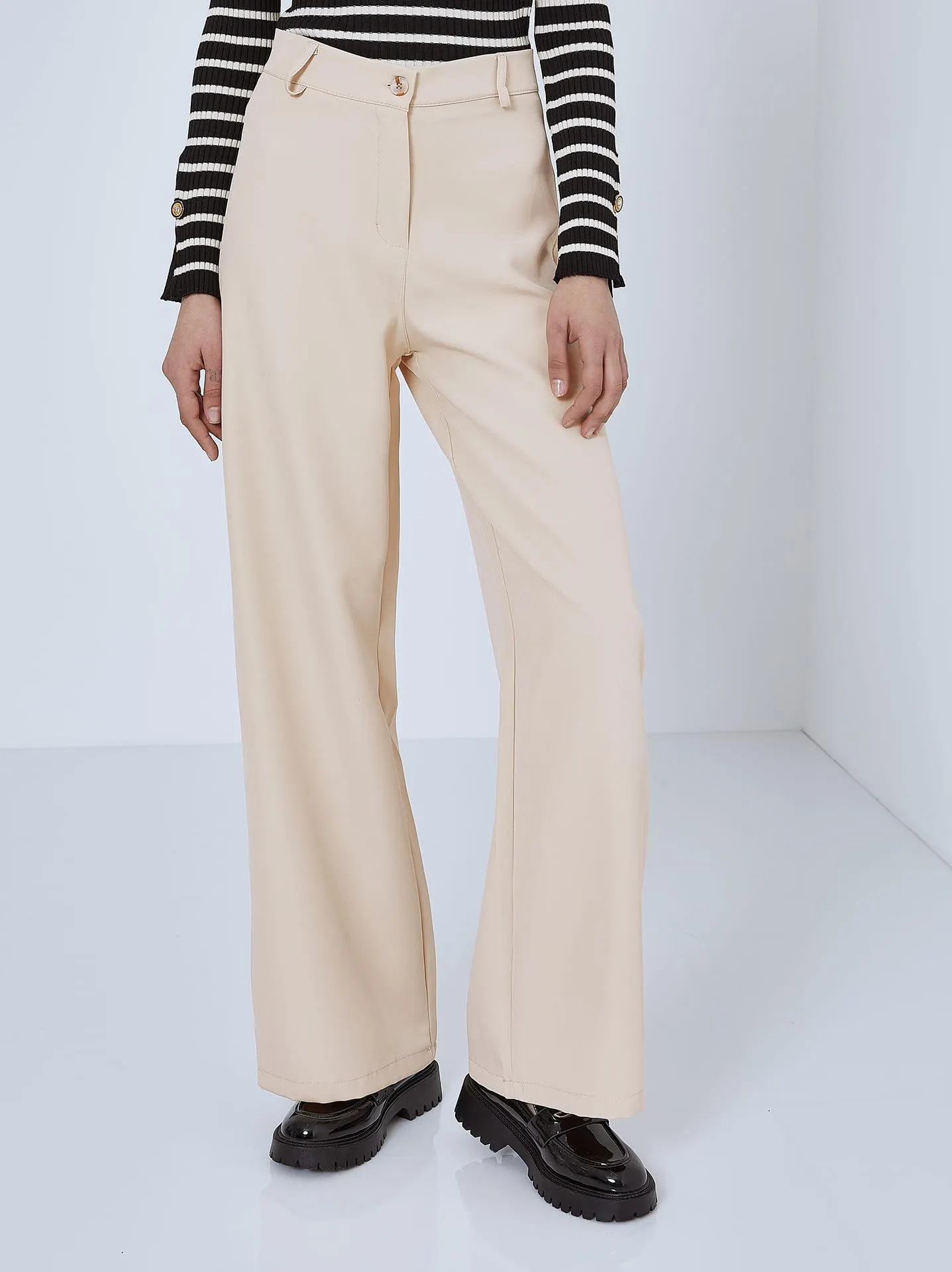 Μονόχρωμη παντελόνα σε μπεζ ανοιχτό