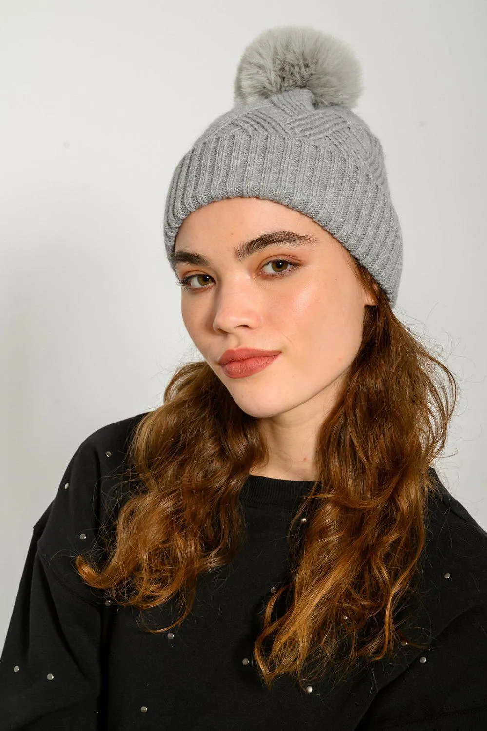 Πλεκτός σκούφος με φούντα