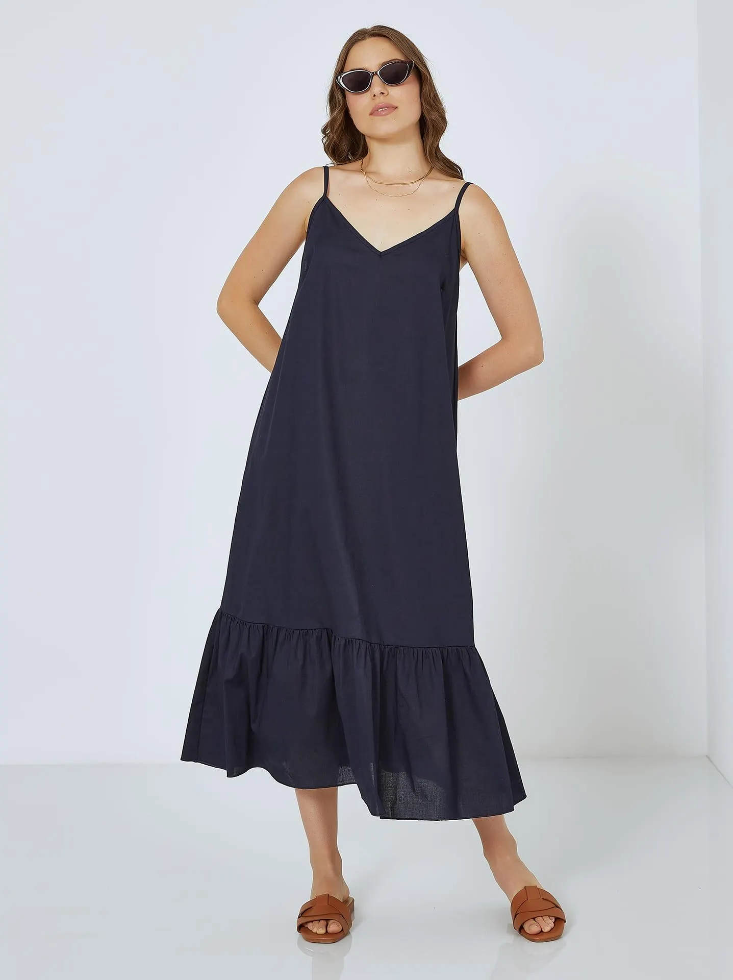 Μονόχρωμο φόρεμα με V λαιμόκοψη σε σκούρο μπλε