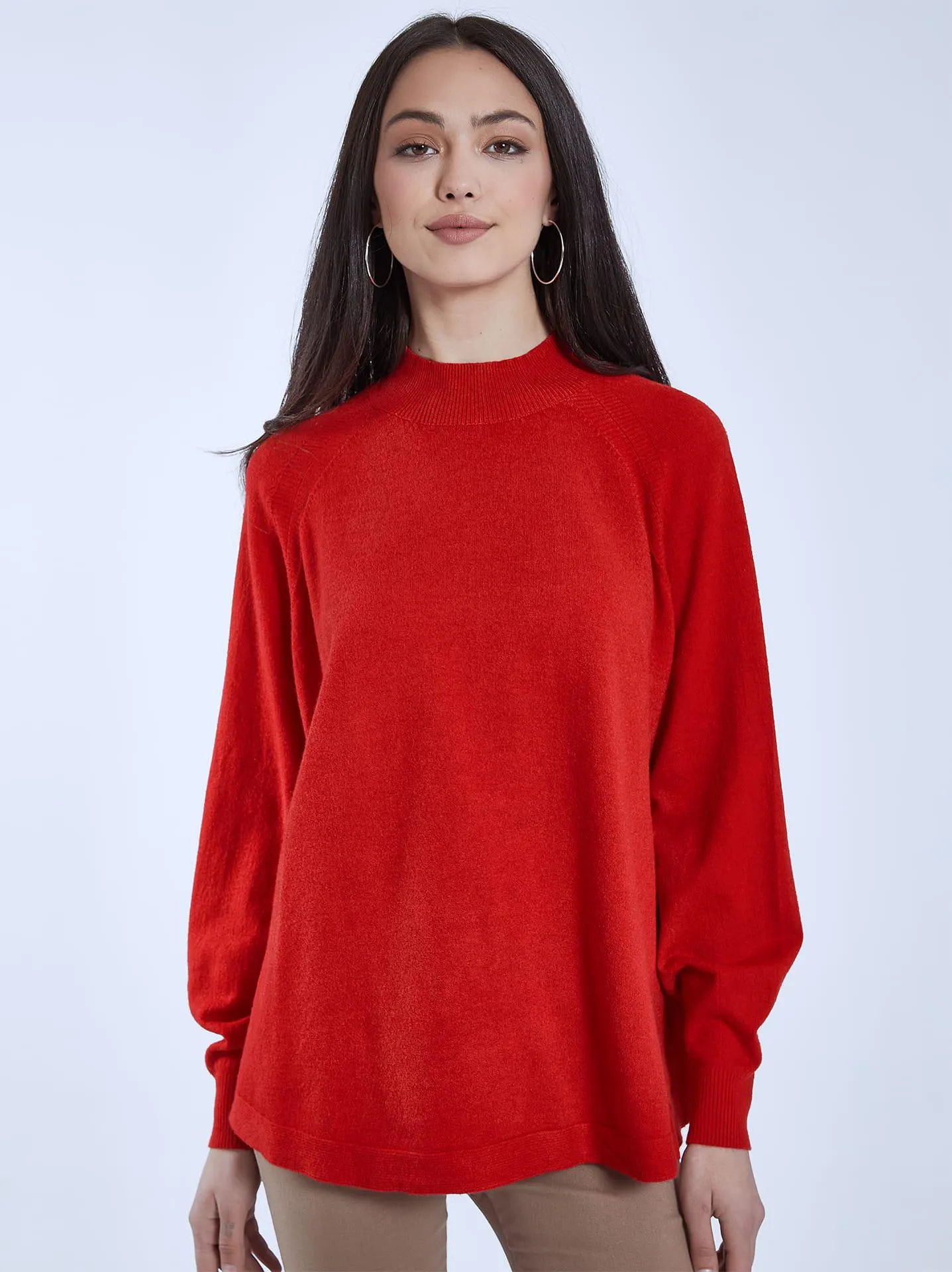 Μονόχρωμο πουλόβερ με ριπ λεπτομέρειες σε κόκκινο