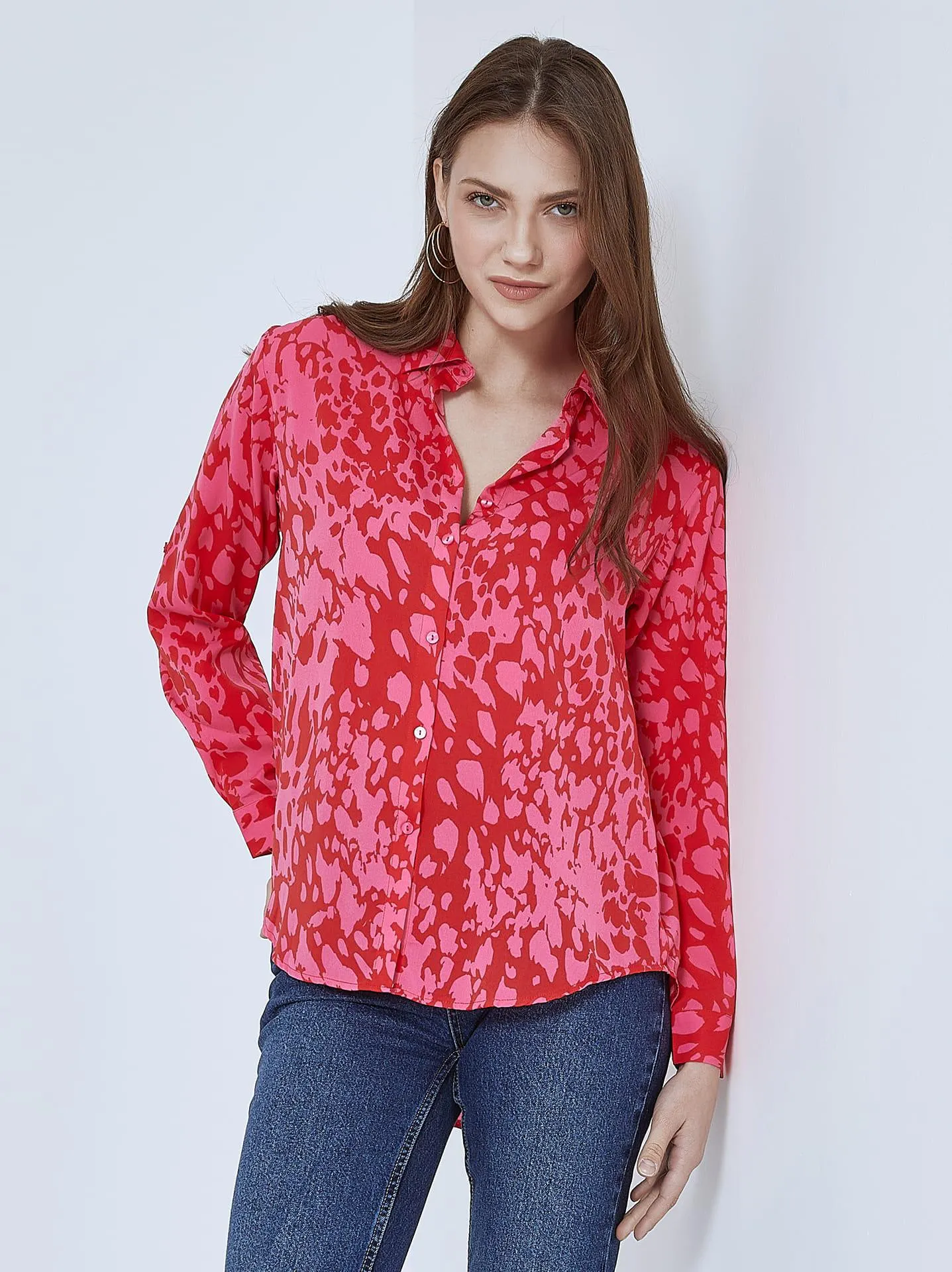 Εμπριμέ ασύμμετρο πουκάμισο σε φούξια