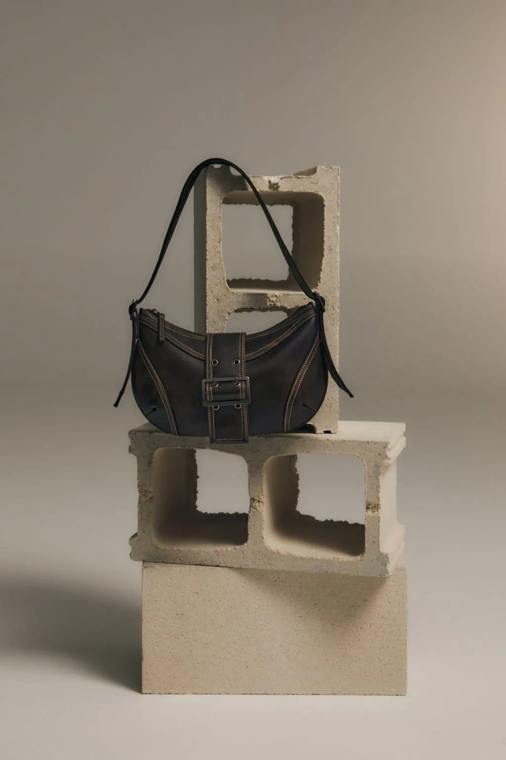 ΦΘΑΡΜΈΝΗ ΤΣΆΝΤΑ ΏΜΟΥ ΜΕ ΑΓΚΡΆΦΑ