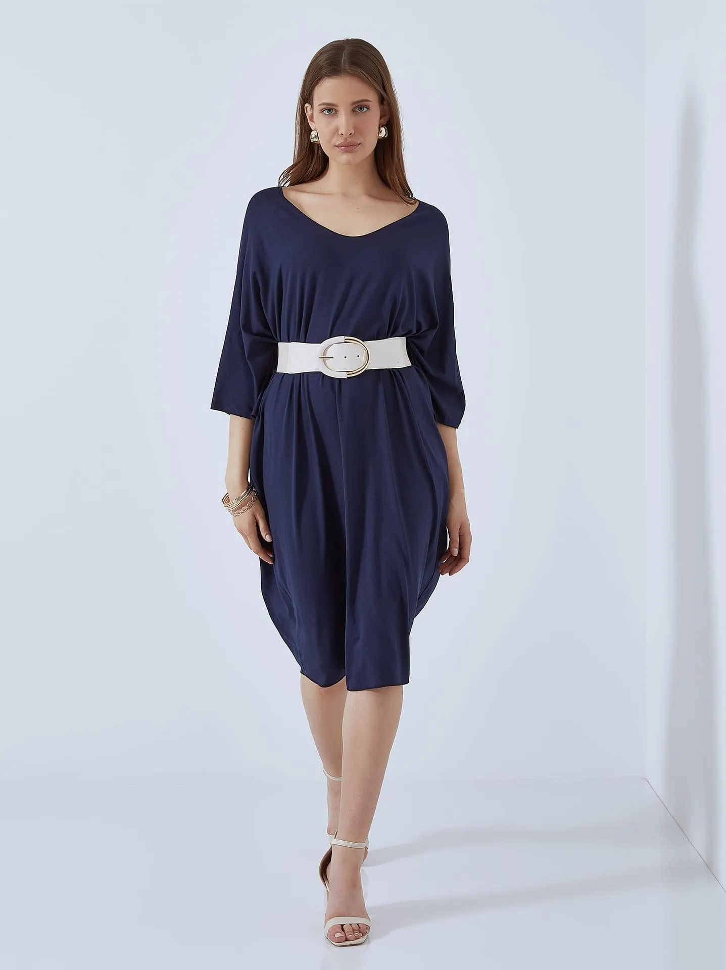 Midi φόρεμα με V λαιμόκοψη σε σκούρο μπλε