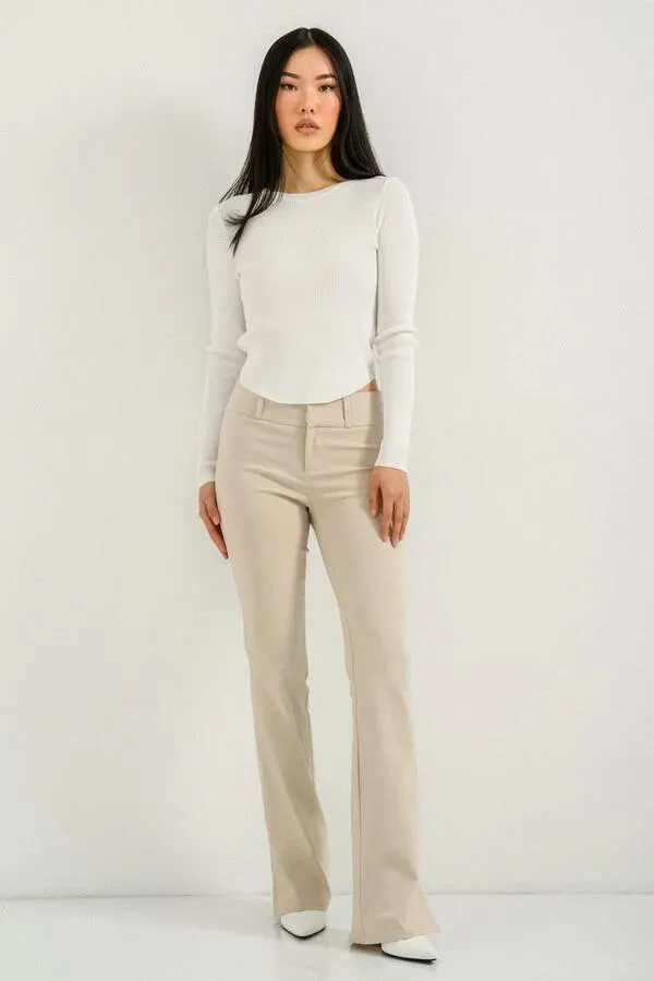 Flared παντελόνι με cut out λεπτομέρεια