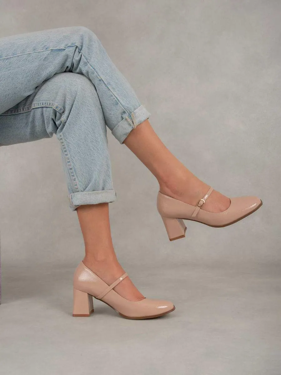 Γόβες με χοντρό τακούνι και μπαρέτα