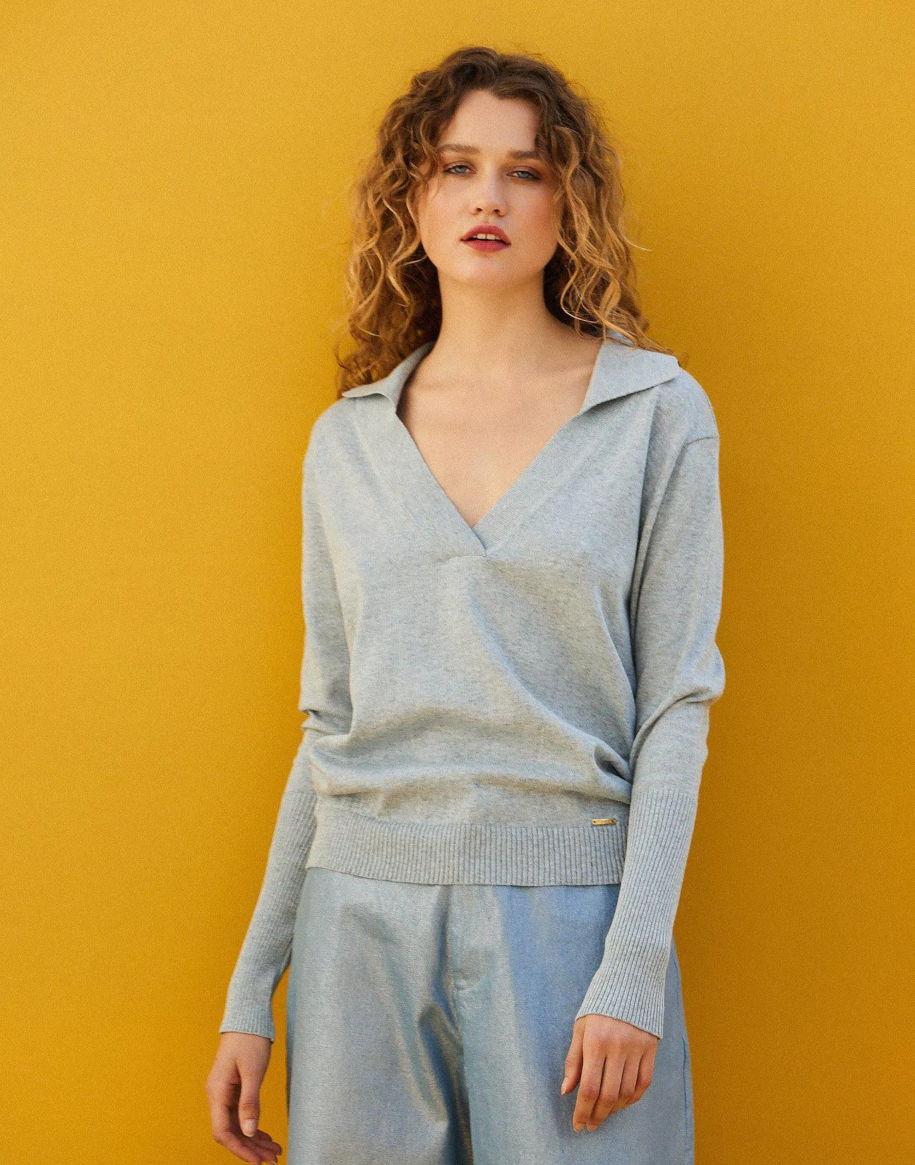 Πλεκτή μπλούζα με γιακά