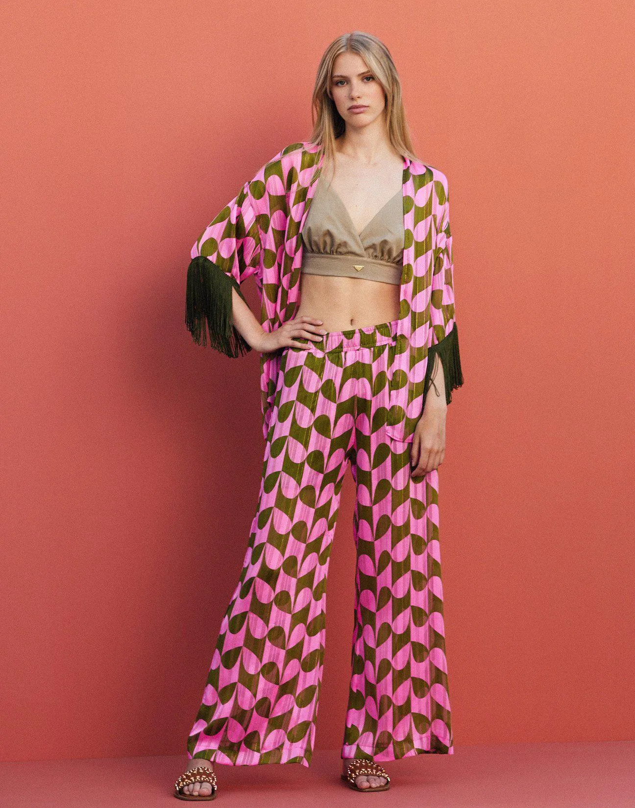 Παντελόνα εμπριμέ σε άνετη γραμμή