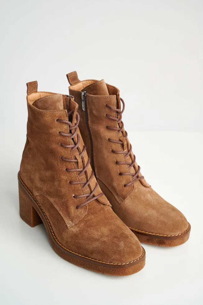 Μποτάκια suede με κορδόνια Tabac