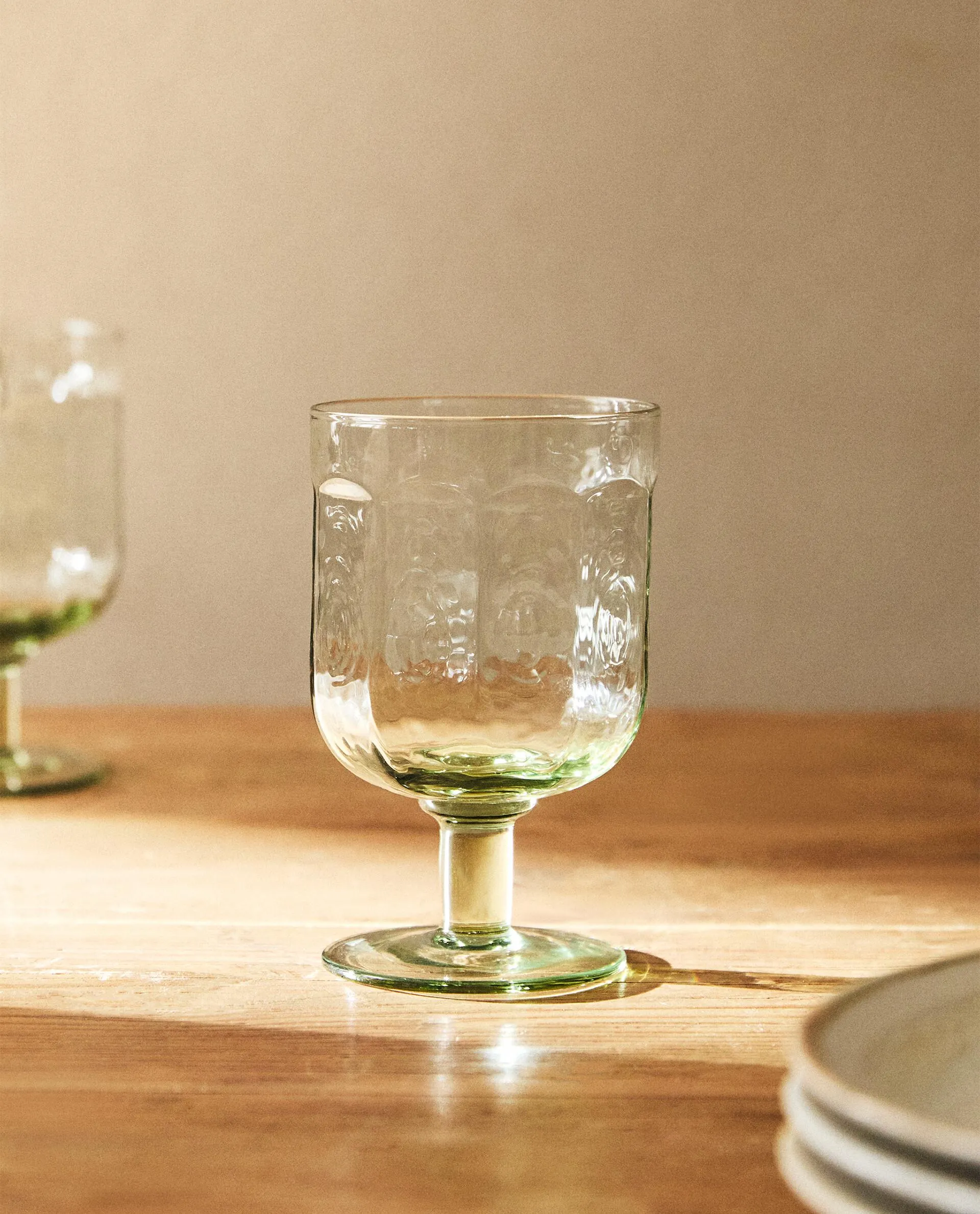 STIELGLAS IN GEHÄMMERTER OPTIK