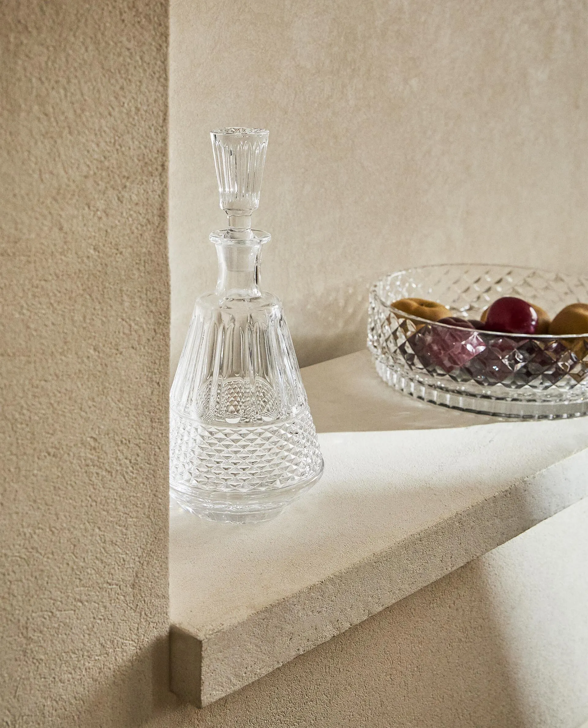 FLASCHE AUS FACETTIERTEM GLAS